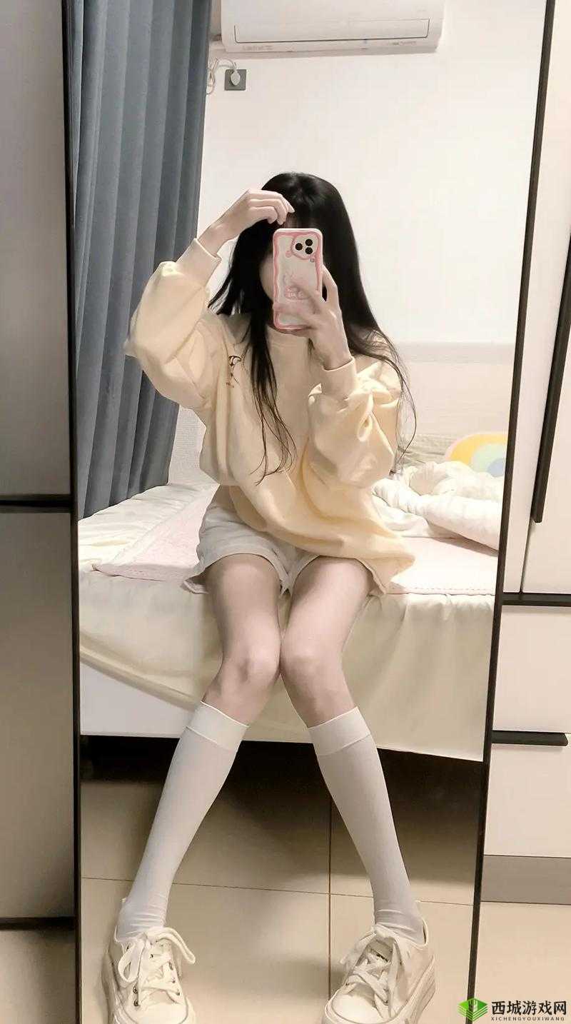 宝宝把脚抬高看镜子:可爱瞬间