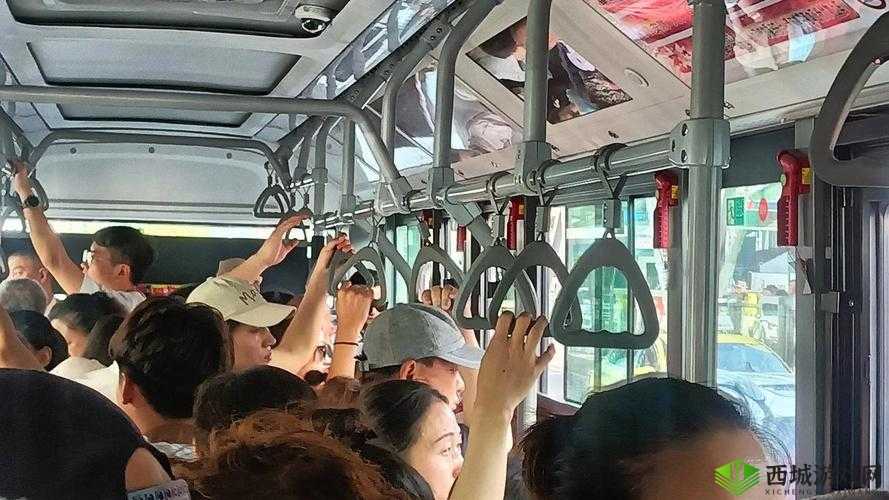 够了够了已经满到高c了公交车：真的再也挤不进去了