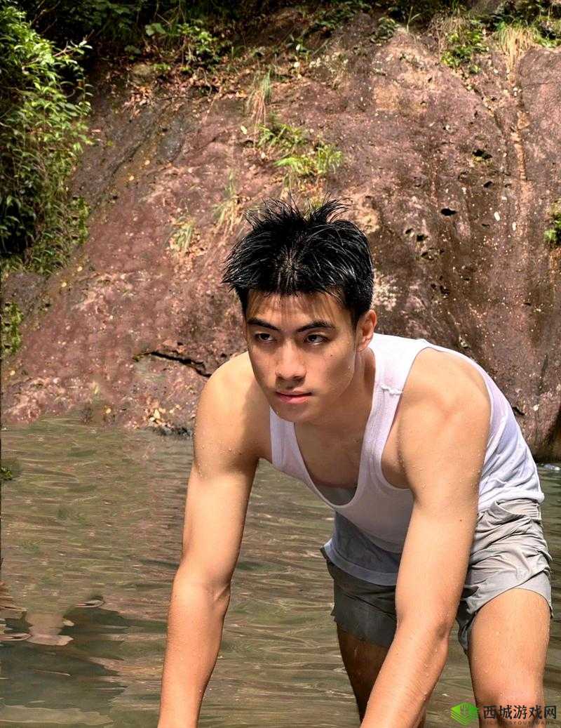 🔥最强控场!体育生暗恋回响男男GYGAYS✅当汗水浸透衬衫时他突然抱住我的腰…